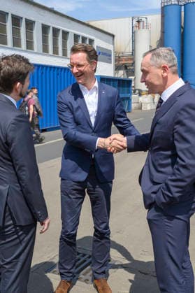 Georg Geier, Hendrik Wüst und Dirk Howe beim Besuch der Siempelkamp Gießerei GmbH in Rahmen der Sommertour 2026 des Ministerpräsidenten. Krefeld, 17.07.2026 *** Georg Geier, Hendrik Wüst, and Dirk Howe during a visit to Siempelkamp Gießerei GmbH as part of the Minister President’s 2026 Summer Tour, Krefeld, July 17, 2026 Foto:xW.xRanderathx xFuturexImagex wuest_6701