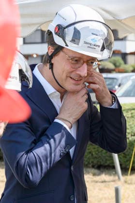Hendrik Wüst beim Besuch der Siempelkamp Gießerei GmbH in Rahmen der Sommertour 2026 des Ministerpräsidenten. Krefeld, 17.07.2026 *** Hendrik Wüst visits Siempelkamp Gießerei GmbH as part of the Minister President’s 2026 Summer Tour, Krefeld, July 17, 2026 Foto:xW.xRanderathx xFuturexImagex wuest_6702