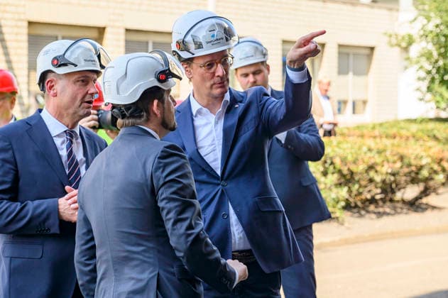 Dirk Howe, Georg Geier und Hendrik Wüst beim Besuch der Siempelkamp Gießerei GmbH in Rahmen der Sommertour 2026 des Ministerpräsidenten. Krefeld, 17.07.2026 *** Dirk Howe, Georg Geier, and Hendrik Wüst during a visit to Siempelkamp Gießerei GmbH as part of the Prime Minister’s 2026 Summer Tour, Krefeld, July 17, 2026 Foto:xW.xRanderathx xFuturexImagex wuest_6703