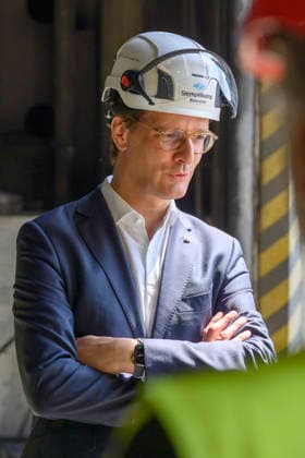 Hendrik Wüst beim Besuch der Siempelkamp Gießerei GmbH in Rahmen der Sommertour 2026 des Ministerpräsidenten. Krefeld, 17.07.2026 *** Hendrik Wüst visits Siempelkamp Gießerei GmbH as part of the Minister President’s 2026 Summer Tour, Krefeld, July 17, 2026 Foto:xW.xRanderathx xFuturexImagex wuest_6708