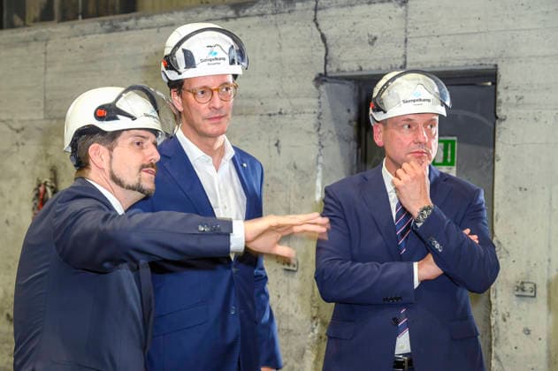 Georg Geier, Hendrik Wüst und Dirk Howe beim Besuch der Siempelkamp Gießerei GmbH in Rahmen der Sommertour 2026 des Ministerpräsidenten. Krefeld, 17.07.2026 *** Georg Geier, Hendrik Wüst, and Dirk Howe during a visit to Siempelkamp Gießerei GmbH as part of the Prime Minister’s 2026 Summer Tour, Krefeld, July 17, 2026 Foto:xW.xRanderathx xFuturexImagex wuest_6709