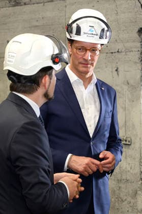Georg Geier und Hendrik Wüst beim Besuch der Siempelkamp Gießerei GmbH in Rahmen der Sommertour 2026 des Ministerpräsidenten. Krefeld, 17.07.2026 *** Georg Geier and Hendrik Wüst during a visit to Siempelkamp Gießerei GmbH as part of the Minister President’s 2026 Summer Tour, Krefeld, July 17, 2026 Foto:xW.xRanderathx xFuturexImagex wuest_6710