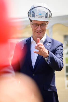 Hendrik Wüst beim Besuch der Siempelkamp Gießerei GmbH in Rahmen der Sommertour 2026 des Ministerpräsidenten. Krefeld, 17.07.2026 *** Hendrik Wüst visits Siempelkamp Gießerei GmbH as part of the Minister President’s 2026 Summer Tour, Krefeld, July 17, 2026 Foto:xW.xRanderathx xFuturexImagex wuest_6711
