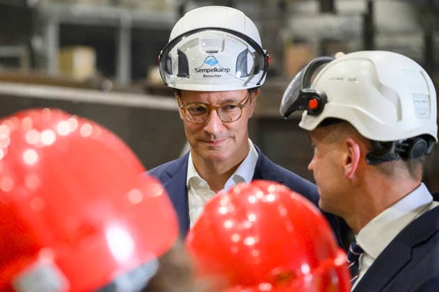 Hendrik Wüst beim Besuch der Siempelkamp Gießerei GmbH in Rahmen der Sommertour 2026 des Ministerpräsidenten. Krefeld, 17.07.2026 *** Hendrik Wüst visits Siempelkamp Gießerei GmbH as part of the Minister President’s 2026 Summer Tour, Krefeld, July 17, 2026 Foto:xW.xRanderathx xFuturexImagex wuest_6713