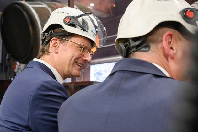 Hendrik Wüst beim Besuch der Siempelkamp Gießerei GmbH in Rahmen der Sommertour 2026 des Ministerpräsidenten. Krefeld, 17.07.2026 *** Hendrik Wüst visits Siempelkamp Gießerei GmbH as part of the Minister President’s 2026 Summer Tour, Krefeld, July 17, 2026 Foto:xW.xRanderathx xFuturexImagex wuest_6720