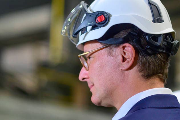Hendrik Wüst beim Besuch der Siempelkamp Gießerei GmbH in Rahmen der Sommertour 2026 des Ministerpräsidenten. Krefeld, 17.07.2026 *** Hendrik Wüst visits Siempelkamp Gießerei GmbH as part of the Minister President’s 2026 Summer Tour, Krefeld, July 17, 2026 Foto:xW.xRanderathx xFuturexImagex wuest_6721