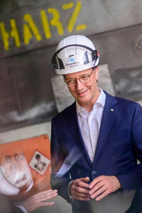 Hendrik Wüst beim Besuch der Siempelkamp Gießerei GmbH in Rahmen der Sommertour 2026 des Ministerpräsidenten. Krefeld, 17.07.2026 *** Hendrik Wüst visits Siempelkamp Gießerei GmbH as part of the Minister President’s 2026 Summer Tour, Krefeld, July 17, 2026 Foto:xW.xRanderathx xFuturexImagex wuest_6723