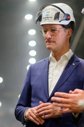 Hendrik Wüst beim Besuch der Siempelkamp Gießerei GmbH in Rahmen der Sommertour 2026 des Ministerpräsidenten. Krefeld, 17.07.2026 *** Hendrik Wüst visits Siempelkamp Gießerei GmbH as part of the Minister President’s 2026 Summer Tour, Krefeld, July 17, 2026 Foto:xW.xRanderathx xFuturexImagex wuest_6726