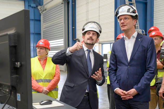 Georg Geier und Hendrik Wüst beim Besuch der Siempelkamp Gießerei GmbH in Rahmen der Sommertour 2026 des Ministerpräsidenten. Krefeld, 17.07.2026 *** Georg Geier and Hendrik Wüst during a visit to Siempelkamp Gießerei GmbH as part of the Minister President’s 2026 Summer Tour, Krefeld, July 17, 2026 Foto:xW.xRanderathx xFuturexImagex wuest_6727