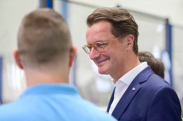 Hendrik Wüst beim Besuch der Siempelkamp Gießerei GmbH in Rahmen der Sommertour 2026 des Ministerpräsidenten. Krefeld, 17.07.2026 *** Hendrik Wüst visits Siempelkamp Gießerei GmbH as part of the Minister President’s 2026 Summer Tour, Krefeld, July 17, 2026 Foto:xW.xRanderathx xFuturexImagex wuest_6729
