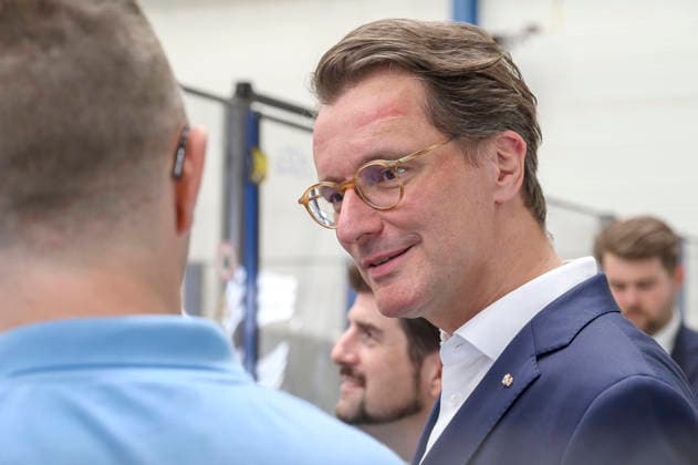 Hendrik Wüst beim Besuch der Siempelkamp Gießerei GmbH in Rahmen der Sommertour 2026 des Ministerpräsidenten. Krefeld, 17.07.2026 *** Hendrik Wüst visits Siempelkamp Gießerei GmbH as part of the Minister President’s 2026 Summer Tour, Krefeld, July 17, 2026 Foto:xW.xRanderathx xFuturexImagex wuest_6730