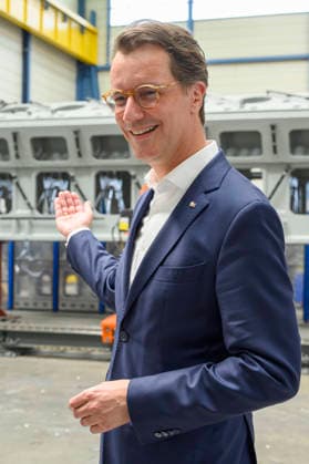 Hendrik Wüst beim Besuch der Siempelkamp Gießerei GmbH in Rahmen der Sommertour 2026 des Ministerpräsidenten. Krefeld, 17.07.2026 *** Hendrik Wüst visits Siempelkamp Gießerei GmbH as part of the Minister President’s 2026 Summer Tour, Krefeld, July 17, 2026 Foto:xW.xRanderathx xFuturexImagex wuest_6733