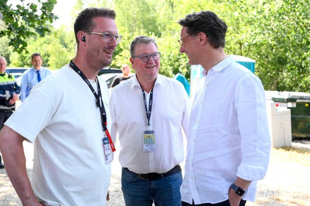 Bernd Dicks, Georg Koenen und Hendrik Wüst beim beim Rundgang über das Parookaville Festival am Flughafen in Rahmen der Sommertour 2026 des Ministerpräsidenten. Weeze, 17.07.2026 *** Bernd Dicks, Georg Koenen, and Hendrik Wüst during a tour of the Parookaville Festival at the airport as part of Minister President Weeze’s 2026 summer tour, Weeze, July 17, 2026 Foto:xW.xRanderathx xFuturexImagex wuest_6736