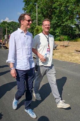 Hendrik Wüst und Bernd Dicks beim beim Rundgang über das Parookaville Festival am Flughafen in Rahmen der Sommertour 2026 des Ministerpräsidenten. Weeze, 17.07.2026 *** Hendrik Wüst and Bernd Dicks during a tour of the Parookaville Festival at the airport as part of Minister President Weeze’s 2026 summer tour, Weeze, July 17, 2026 Foto:xW.xRanderathx xFuturexImagex wuest_6741