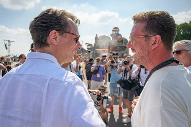 Hendrik Wüst und Bernd Dicks beim beim Rundgang über das Parookaville Festival am Flughafen in Rahmen der Sommertour 2026 des Ministerpräsidenten. Weeze, 17.07.2026 *** Hendrik Wüst and Bernd Dicks during a tour of the Parookaville Festival at the airport as part of Minister President Weeze’s 2026 summer tour, Weeze, July 17, 2026 Foto:xW.xRanderathx xFuturexImagex wuest_6745
