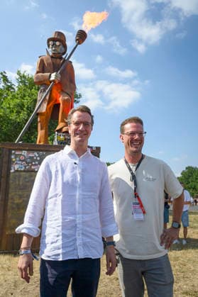 Hendrik Wüst und Bernd Dicks beim beim Rundgang über das Parookaville Festival am Flughafen in Rahmen der Sommertour 2026 des Ministerpräsidenten. Weeze, 17.07.2026 *** Hendrik Wüst and Bernd Dicks during a tour of the Parookaville Festival at the airport as part of Minister President Weeze’s 2026 summer tour, Weeze, July 17, 2026 Foto:xW.xRanderathx xFuturexImagex wuest_6746