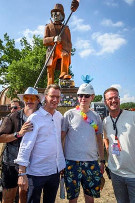 Hendrik Wüst und Bernd Dicks mit Festivalbesucher beim beim Rundgang über das Parookaville Festival am Flughafen in Rahmen der Sommertour 2026 des Ministerpräsidenten. Weeze, 17.07.2026 *** Hendrik Wüst and Bernd Dicks with festivalgoers during a tour of the Parookaville Festival at the airport as part of Minister President Weeze’s 2026 summer tour, Weeze, July 17, 2026 Foto:xW.xRanderathx xFuturexImagex wuest_6748