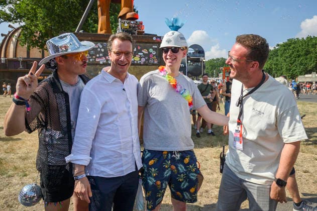 Hendrik Wüst und Bernd Dicks mit Festivalbesucher beim beim Rundgang über das Parookaville Festival am Flughafen in Rahmen der Sommertour 2026 des Ministerpräsidenten. Weeze, 17.07.2026 *** Hendrik Wüst and Bernd Dicks with festivalgoers during a tour of the Parookaville Festival at the airport as part of Minister President Weeze’s 2026 summer tour, Weeze, July 17, 2026 Foto:xW.xRanderathx xFuturexImagex wuest_6749