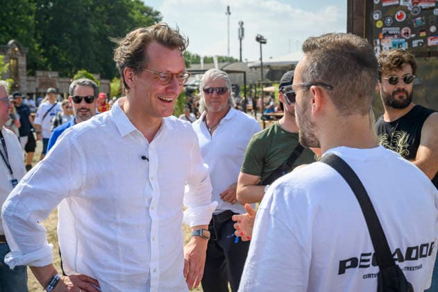 Hendrik Wüst beim beim Rundgang über das Parookaville Festival am Flughafen in Rahmen der Sommertour 2026 des Ministerpräsidenten. Weeze, 17.07.2026 *** Hendrik Wüst during a tour of the Parookaville Festival at the airport as part of Minister President Weeze’s 2026 summer tour, Weeze, July 17, 2026 Foto:xW.xRanderathx xFuturexImagex wuest_6751