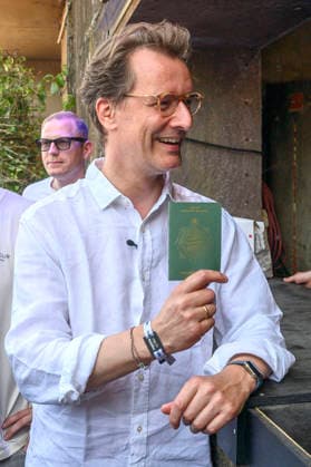 Hendrik Wüst beim beim Rundgang über das Parookaville Festival am Flughafen in Rahmen der Sommertour 2026 des Ministerpräsidenten. Weeze, 17.07.2026 *** Hendrik Wüst during a tour of the Parookaville Festival at the airport as part of Minister President Weeze’s 2026 summer tour, Weeze, July 17, 2026 Foto:xW.xRanderathx xFuturexImagex wuest_6754