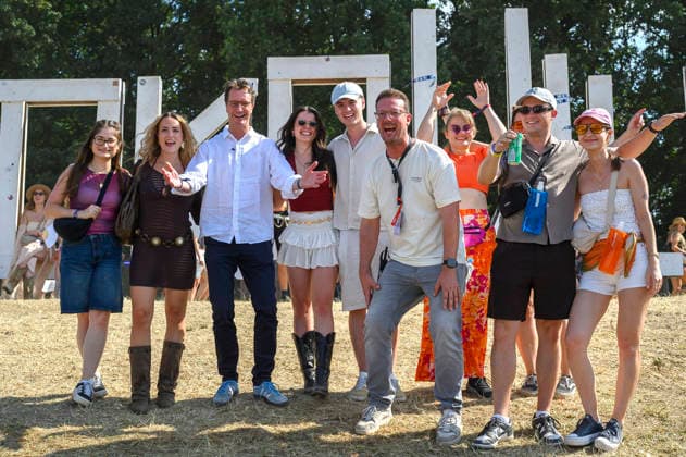 Hendrik Wüst und Festivalbesucher beim beim Rundgang über das Parookaville Festival am Flughafen in Rahmen der Sommertour 2026 des Ministerpräsidenten. Weeze, 17.07.2026 *** Hendrik Wüst and festivalgoers during a tour of the Parookaville Festival at the airport as part of Minister President Weeze’s 2026 summer tour, Weeze, July 17, 2026 Foto:xW.xRanderathx xFuturexImagex wuest_6761