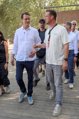 Hendrik Wüst und Bernd Dicks beim beim Rundgang über das Parookaville Festival am Flughafen in Rahmen der Sommertour 2026 des Ministerpräsidenten. Weeze, 17.07.2026 *** Hendrik Wüst and Bernd Dicks during a tour of the Parookaville Festival at the airport as part of Minister President Weeze’s 2026 summer tour, Weeze, July 17, 2026 Foto:xW.xRanderathx xFuturexImagex wuest_6763