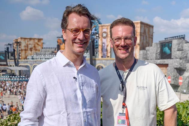 Hendrik Wüst und Bernd Dicks beim beim Rundgang über das Parookaville Festival am Flughafen in Rahmen der Sommertour 2026 des Ministerpräsidenten. Weeze, 17.07.2026 *** Hendrik Wüst and Bernd Dicks during a tour of the Parookaville Festival at the airport as part of Minister President Weeze’s 2026 summer tour, Weeze, July 17, 2026 Foto:xW.xRanderathx xFuturexImagex wuest_6766