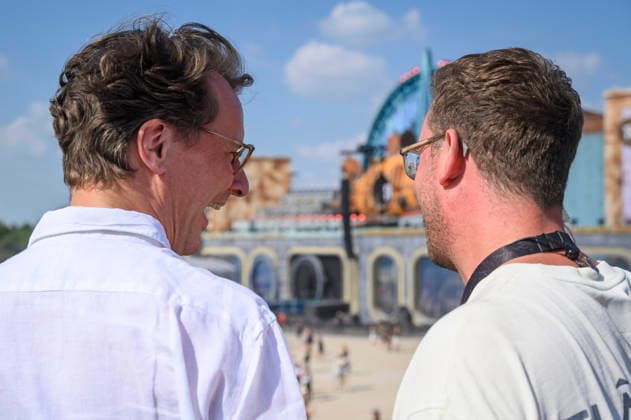 Hendrik Wüst und Bernd Dicks beim beim Rundgang über das Parookaville Festival am Flughafen in Rahmen der Sommertour 2026 des Ministerpräsidenten. Weeze, 17.07.2026 *** Hendrik Wüst and Bernd Dicks during a tour of the Parookaville Festival at the airport as part of Minister President Weeze’s 2026 summer tour, Weeze, July 17, 2026 Foto:xW.xRanderathx xFuturexImagex wuest_6769
