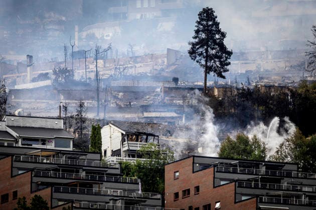 News Bilder des Tages Storbrann i Drammen Sandefjord 20260718. Slokkeinnsatsen etter storbrannen i Krokstadelva fortsetter lordag formiddag. Foto: Trond R. Teigen NTB Sandefjord Norge 184PnUqWrCI EDITORIAL USE ONLY Ref:_BNC184PnUqWrCI.jpg *** Major Fire in Drammen, Sandefjord, July 18, 2026 Firefighting efforts following the major fire in Krokstadelva continue Saturday morning. Photo: Trond R. Teigen, NTB, Sandefjord, Norway 184PnUqWrCI EDITORIAL USE ONLY Ref BNC184PnUqWrCI jpg  Copyright: xTrondxR.xTeigenx xNTBx