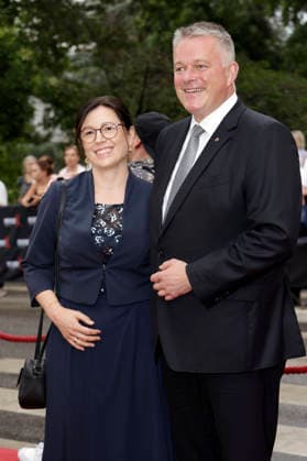 Gordon Schnieder mit Ehefrau Diane Schnieder bei der Eröffnung der Nibelungen-Festspiele 2026 mit der Uraufführung des Stücks Die Hunnenkönigin auf der Open-Air-Bühne vor dem Wormser Dom. Worms, 17.07.2026 *** Gordon Schnieder with his wife Diane Schnieder at the opening of the 2026 Nibelungen Festival, featuring the world premiere of the play *The Hun Queen* on the open-air stage in front of Worms Cathedral, Worms, July 17, 2026 Foto:xP.xBackx xFuturexImagex nibelungen_6717