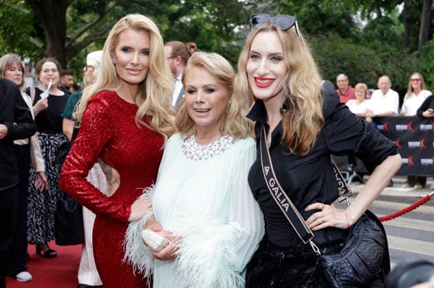Mirja du Mont, Marijke Amado und Galia Brener-Rexroth bei der Eröffnung der Nibelungen-Festspiele 2026 mit der Uraufführung des Stücks Die Hunnenkönigin auf der Open-Air-Bühne vor dem Wormser Dom. Worms, 17.07.2026 *** Mirja du Mont, Marijke Amado, and Galia Brener Rexroth at the opening of the 2026 Nibelungen Festival, featuring the world premiere of the play *The Hun Queen* on the open-air stage in front of Worms Cathedral, Worms, July 17, 2026 Foto:xP.xBackx xFuturexImagex nibelungen_6719