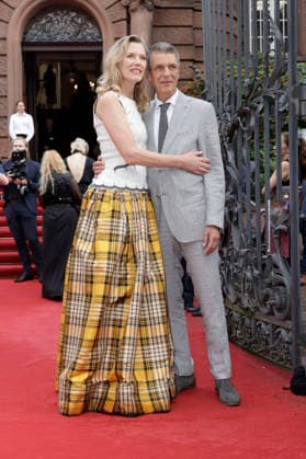 Franziska Reichenbacher mit Ehemann Alfred Joseph Schneiberg bei der Eröffnung der Nibelungen-Festspiele 2026 mit der Uraufführung des Stücks Die Hunnenkönigin auf der Open-Air-Bühne vor dem Wormser Dom. Worms, 17.07.2026 *** Franziska Reichenbacher with her husband Alfred Joseph Schneiberg at the opening of the 2026 Nibelungen Festival, featuring the world premiere of the play *The Hun Queen* on the open-air stage in front of Worms Cathedral, Worms, July 17, 2026 Foto:xP.xBackx xFuturexImagex nibelungen_6724