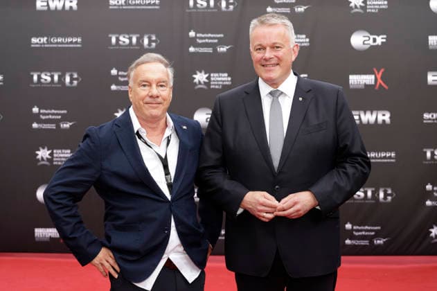 Nico Hofmann und Gordon Schnieder bei der Eröffnung der Nibelungen-Festspiele 2026 mit der Uraufführung des Stücks Die Hunnenkönigin auf der Open-Air-Bühne vor dem Wormser Dom. Worms, 17.07.2026 *** Nico Hofmann and Gordon Schnieder at the opening of the 2026 Nibelungen Festival, featuring the world premiere of the play *The Queen of the Huns* on the open-air stage in front of Worms Cathedral, Worms, July 17, 2026 Foto:xP.xBackx xFuturexImagex nibelungen_6738