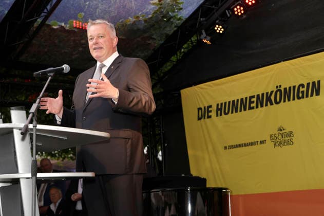 Gordon Schnieder bei der Eröffnung der Nibelungen-Festspiele 2026 mit der Uraufführung des Stücks Die Hunnenkönigin auf der Open-Air-Bühne vor dem Wormser Dom. Worms, 17.07.2026 *** Gordon Schnieder at the opening of the 2026 Nibelungen Festival, featuring the world premiere of the play *The Hun Queen* on the open-air stage in front of Worms Cathedral, Worms, July 17, 2026 Foto:xP.xBackx xFuturexImagex nibelungen_6760