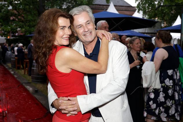 Nicola Tiggeler mit Ehemann Timothy Peach bei der Eröffnung der Nibelungen-Festspiele 2026 mit der Uraufführung des Stücks Die Hunnenkönigin auf der Open-Air-Bühne vor dem Wormser Dom. Worms, 17.07.2026 *** Nicola Tiggeler with her husband Timothy Peach at the opening of the 2026 Nibelungen Festival, featuring the world premiere of the play *The Hun Queen* on the open-air stage in front of Worms Cathedral, Worms, July 17, 2026 Foto:xP.xBackx xFuturexImagex nibelungen_6769