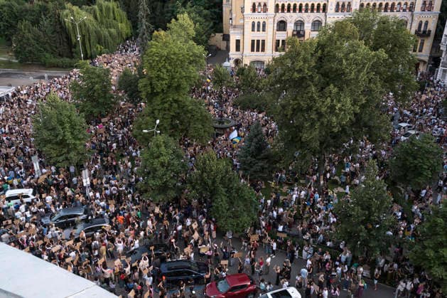 Ukrainians Take Part In A Protest Against President Volodymyr Zelenskyy s Decision To Remove Defence Minister Mykhailo Fedorov Ukrainians take part in a protest against President Volodymyr Zelenskyy s decision to remove Defence Minister Mykhailo Fedorov, in Kyiv, Ukraine, on July 17, 2026. Demonstrators also demand the dismissal of Commander-in-Chief of the Armed Forces of Ukraine Oleksandr Syrskyi. Kyiv Ukraine  Copyright: xMaxymxMarusenkox originalFilename: musiienko-notitle260717_npQiT.jpg