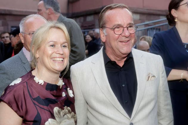 Julia Schwanholz und Boris Pistorius bei der Eröffnung der Nibelungen-Festspiele 2026 mit der Uraufführung des Stücks Die Hunnenkönigin auf der Open-Air-Bühne vor dem Wormser Dom. Worms, 17.07.2026 *** Julia Schwanholz and Boris Pistorius at the opening of the 2026 Nibelungen Festival, featuring the world premiere of the play *Die Hunnenkönigin* on the open-air stage in front of Worms Cathedral, Worms, July 17, 2026 Foto:xP.xBackx xFuturexImagex nibelungen_6778
