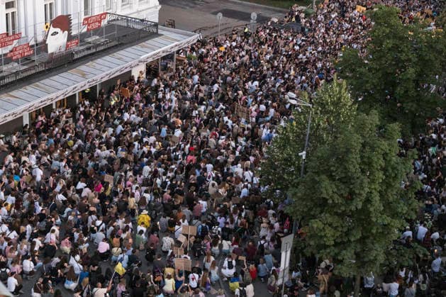Ukrainians Take Part In A Protest Against President Volodymyr Zelenskyy s Decision To Remove Defence Minister Mykhailo Fedorov Ukrainians take part in a protest against President Volodymyr Zelenskyy s decision to remove Defence Minister Mykhailo Fedorov, in Kyiv, Ukraine, on July 17, 2026. Demonstrators also demand the dismissal of Commander-in-Chief of the Armed Forces of Ukraine Oleksandr Syrskyi. Kyiv Ukraine  Copyright: xMaxymxMarusenkox originalFilename: musiienko-notitle260717_npDZ0.jpg