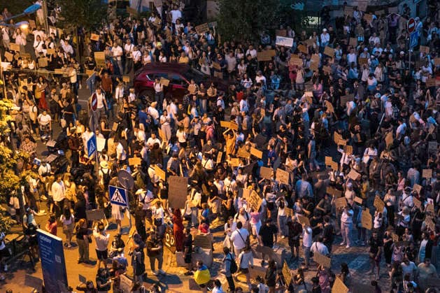 Ukrainians Take Part In A Protest Against President Volodymyr Zelenskyy s Decision To Remove Defence Minister Mykhailo Fedorov Ukrainians take part in a protest against President Volodymyr Zelenskyy s decision to remove Defence Minister Mykhailo Fedorov, in Kyiv, Ukraine, on July 17, 2026. Demonstrators also demand the dismissal of Commander-in-Chief of the Armed Forces of Ukraine Oleksandr Syrskyi. Kyiv Ukraine  Copyright: xMaxymxMarusenkox originalFilename: musiienko-notitle260717_npgsl.jpg