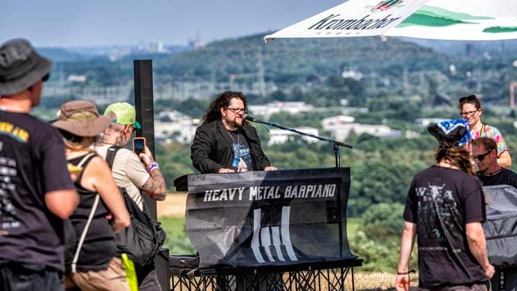 Dong Open Air 2026 Zweiter Tag ** NUR FÜR REDAKTIONELLE ZWECKE ** EDITORIAL USE ONLY **<p>Metallfans befinden sich am 16.7.2026 auf der Halde, Norddeutschland in Neukirchen-Vluyn. Es wird das diesjährige Musikfestival veranstaltet. Foto : Arnulf Stoffel Funke Foto Services < p> Buntes Deutschland NRW Neukirchen-Vluyn Copyright: ArnulfxStoffel *** Dong Open Air 2026, Day Two ** FOR EDITORIAL PURPOSES ONLY ** EDITORIAL USE ONLY ** p Metal fans gather on the slag heap on July 16, 2026, in Neukirchen-Vluyn, northern Germany. This year’s music festival is taking place there. Photo: Arnulf Stoffel, Funke Foto Services p Colorful Germany, North Rhine-Westphalia, Neukirchen-Vluyn. Copyright ArnulfxStoffel Copyright: ArnulfxStoffel doc86rmqel3nxlunkivnpb ,EDITORIAL USE ONLY