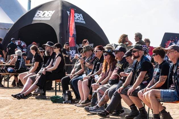 Dong Open Air 2026 Zweiter Tag ** NUR FÜR REDAKTIONELLE ZWECKE ** EDITORIAL USE ONLY **<p>Metallfans befinden sich am 16.7.2026 auf der Halde, Norddeutschland in Neukirchen-Vluyn. Es wird das diesjährige Musikfestival veranstaltet. Foto : Arnulf Stoffel Funke Foto Services < p> Buntes Deutschland NRW Neukirchen-Vluyn Copyright: ArnulfxStoffel *** Dong Open Air 2026, Day Two ** FOR EDITORIAL PURPOSES ONLY ** EDITORIAL USE ONLY ** p Metal fans gather on the slag heap on July 16, 2026, in Neukirchen-Vluyn, northern Germany. This year’s music festival is taking place there. Photo: Arnulf Stoffel, Funke Foto Services p Colorful Germany, North Rhine-Westphalia, Neukirchen-Vluyn. Copyright ArnulfxStoffel Copyright: ArnulfxStoffel doc86rmqauzvl48fd2620ds ,EDITORIAL USE ONLY