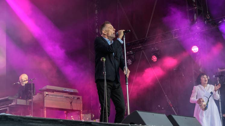 Deacon Blue performs at The Castle Concerts in Edinburgh, UK - 17 Jul 2026 (L-R) Brian McAlpine, Ricky Ross and Lorraine McIntosh of the Scottish band Deacon Blue perform live on stage at The Castle Concerts, Edinburgh Castle. Edinburgh United Kingdom Copyright: xStuartxWestwoodx xSOPAxImagesx SWESTWOOD09