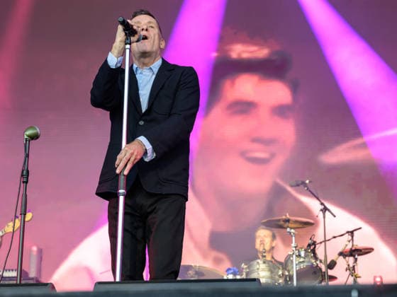 Deacon Blue performs at The Castle Concerts in Edinburgh, UK - 17 Jul 2026 Ricky Ross of the Scottish band Deacon Blue performs live on stage at The Castle Concerts, Edinburgh Castle. Edinburgh United Kingdom Copyright: xStuartxWestwoodx xSOPAxImagesx SWESTWOOD11