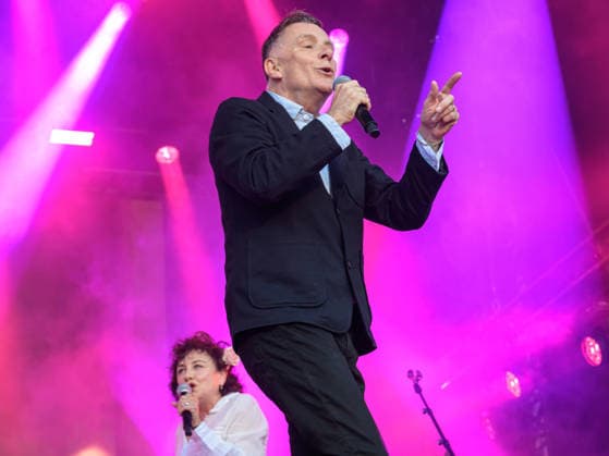 Deacon Blue performs at The Castle Concerts in Edinburgh, UK - 17 Jul 2026 Ricky Ross of the Scottish band Deacon Blue performs live on stage at The Castle Concerts, Edinburgh Castle. Edinburgh United Kingdom Copyright: xStuartxWestwoodx xSOPAxImagesx SWESTWOOD12