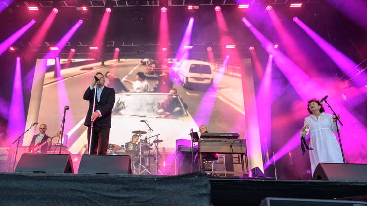 Deacon Blue performs at The Castle Concerts in Edinburgh, UK - 17 Jul 2026 (L-R) Members of the Scottish band, Deacon Blue; Lewis Gordon, Ricky Ross, Dougie Vipond, Brian McAlpine and Lorraine McIntosh perform live on stage at The Castle Concerts, Edinburgh Castle. Edinburgh United Kingdom Copyright: xStuartxWestwoodx xSOPAxImagesx SWESTWOOD15