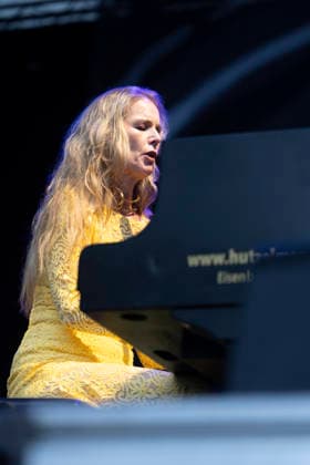 Konzert Rebekka Bakken Schallkultur 17.07.2026 - Die norwegische Saengerin und Songwriterin Rebekka Bakken am Fluegel beim Konzert im Weimarhallenpark in Weimar im Rahmen des Festivals Schallkultur. Weimar Thueringen Deutschland *** Rebekka Bakken Concert, Schallkultur, July 17, 2026: Norwegian singer and songwriter Rebekka Bakken at the grand piano during a concert in Weimarhallenpark in Weimar as part of the Schallkultur Festival in Weimar, Thuringia, Germany 170726_ppb-18