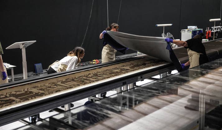 The Bayeux tapestry 17.07.2026. The Bayeux tapestry is laid flat and gently uncovered by French and British conservators behind the 70 meter long glass case that it will be displayed in at The British Museum.  Copyright: xRichardxPohlex NINTCHDBPICT001095917219