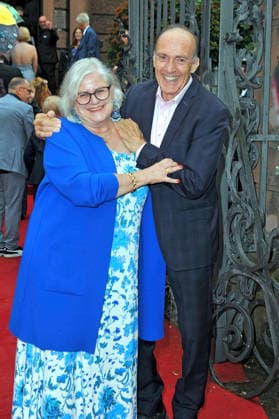 NIBELUNGEN FESTSPIELE. Eberhard Gienger mit seiner Frau Sybille anläßlich der Premiere des Stückes Die Hunnenkönigin im Rahmen der Nibelungen Festspiele am 17.07.2026 vor dem Kaiserdom Worms. 20260717MWI113562 *** NIBELUNGEN FESTIVAL Eberhard Gienger with his wife Sybille on the occasion of the premiere of the play *The Queen of the Huns* as part of the Nibelungen Festival on July 17, 2026, in front of the Imperial Cathedral in Worms 20260717MWI113562