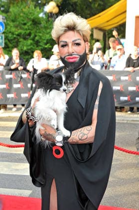 NIBELUNGEN FESTSPIELE. Harald Glööckler mit seinem Hund Icarus anläßlich der Premiere des Stückes Die Hunnenkönigin im Rahmen der Nibelungen Festspiele am 17.07.2026 vor dem Kaiserdom Worms. 20260717MWI113772 *** NIBELUNGEN FESTIVAL Harald Glööckler with his dog Icarus on the occasion of the premiere of the play *The Queen of the Huns* as part of the Nibelungen Festival on July 17, 2026, in front of the Imperial Cathedral in Worms 20260717MWI113772