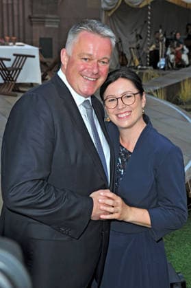 NIBELUNGEN FESTSPIELE. Gordon Schnieder mit seiner Ehefrau Diane anläßlich der Premiere des Stückes Die Hunnenkönigin im Rahmen der Nibelungen Festspiele am 17.07.2026 vor dem Kaiserdom Worms. 20260717MWI114035 *** NIBELUNGEN FESTIVAL Gordon Schnieder with his wife Diane on the occasion of the premiere of the play *The Hun Queen* as part of the Nibelungen Festival on July 17, 2026, in front of the Imperial Cathedral in Worms 20260717MWI114035